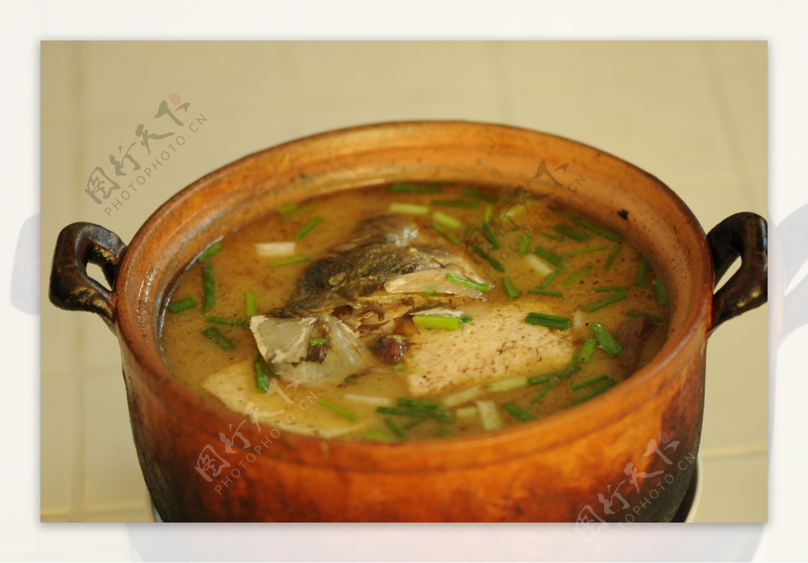 秋冬季节最适合做一锅鱼头豆腐煲，简单好吃又好做，上桌就吃光光 - 哔哩哔哩