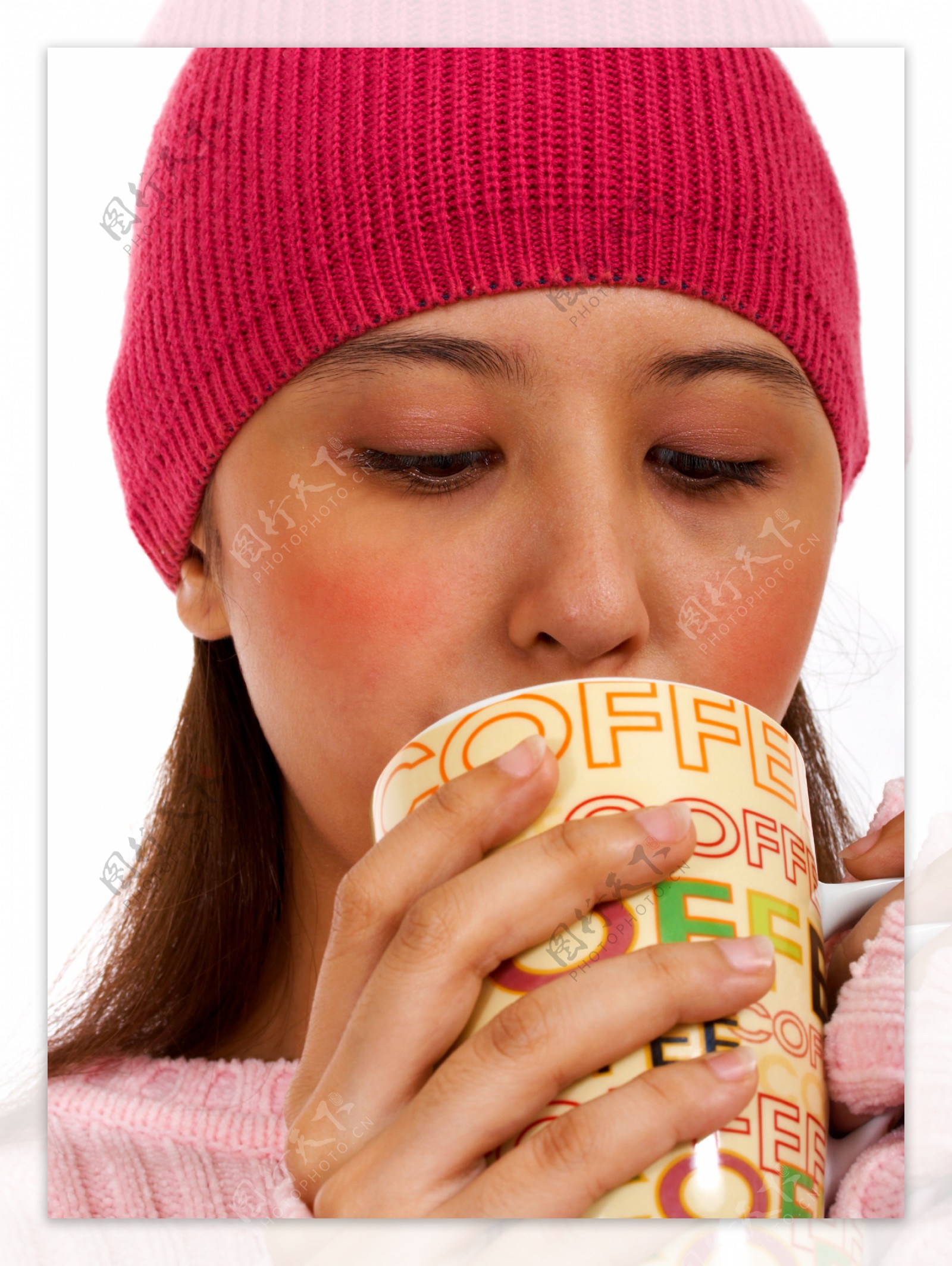 女孩变暖自己一杯咖啡