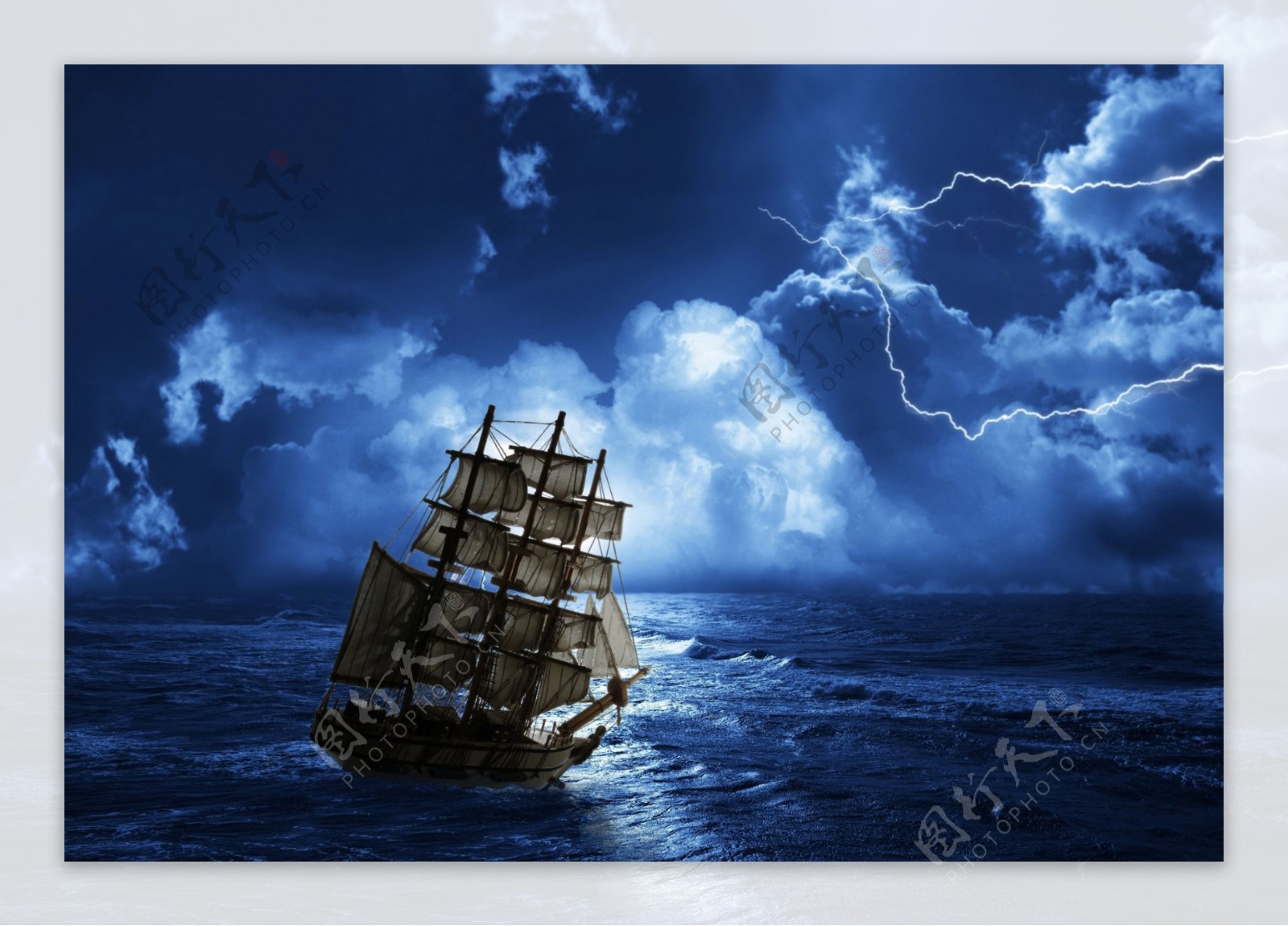 狂风暴雨中航行的帆船摄影图片