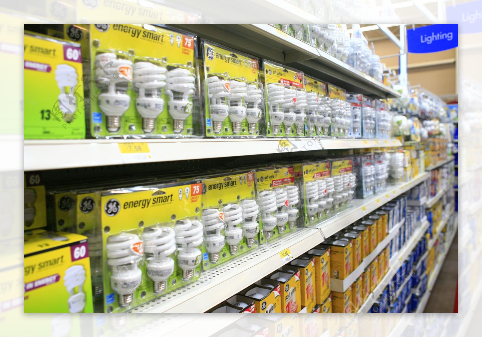 沃尔玛超市购物中心购物shoppingmall电器灯泡节能灯堆头室内商业图片