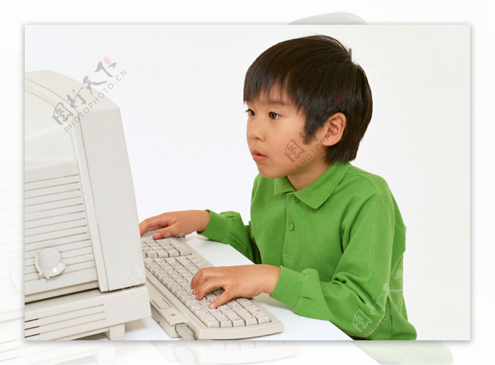 玩电脑的小男孩图片