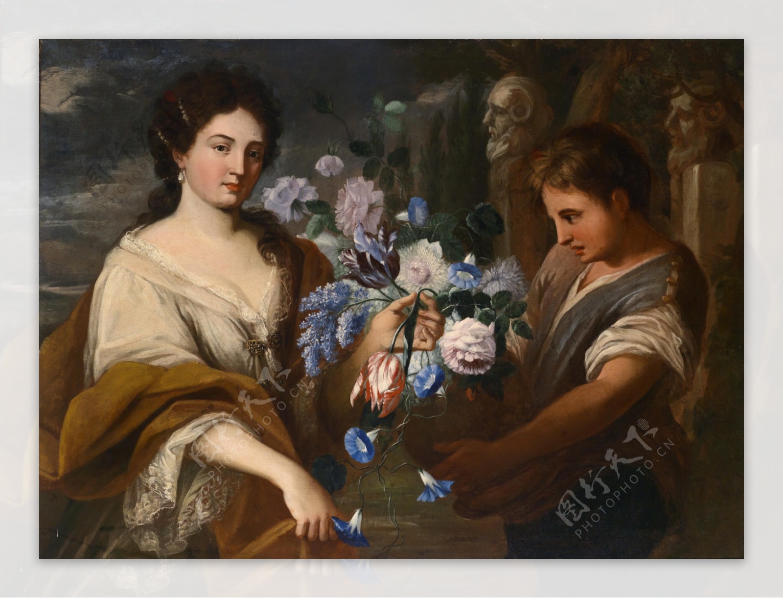 一位女士与一个手持花瓶的年轻人图片