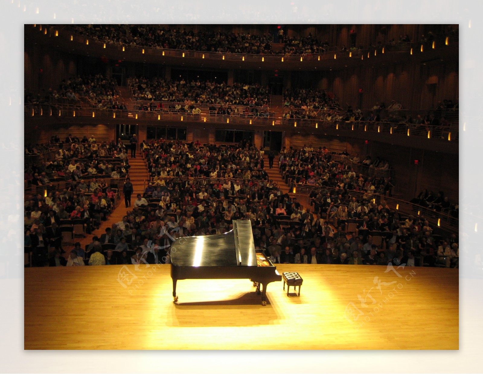 大型音乐会钢琴演奏图片