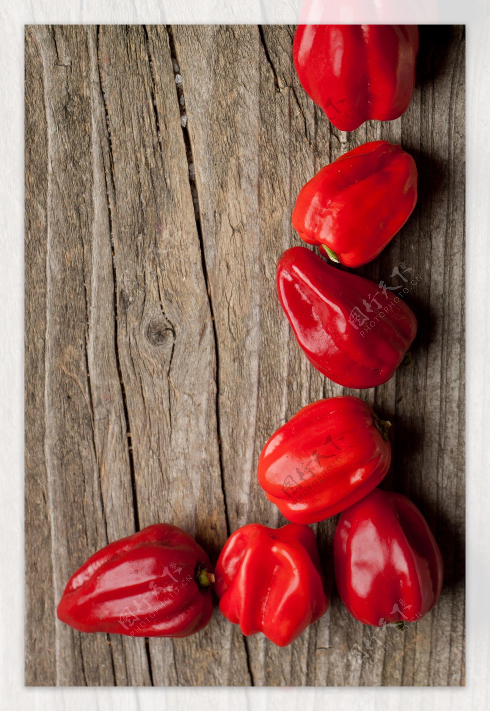 木板上的红尖椒图片
