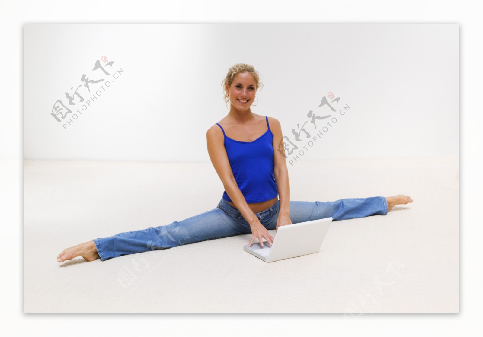 女孩锻炼身体，坐在劈腿上 库存图片. 图片 包括有 健康, 理想, 运动, 活动家, 执行, 微笑, 女孩 - 238138993