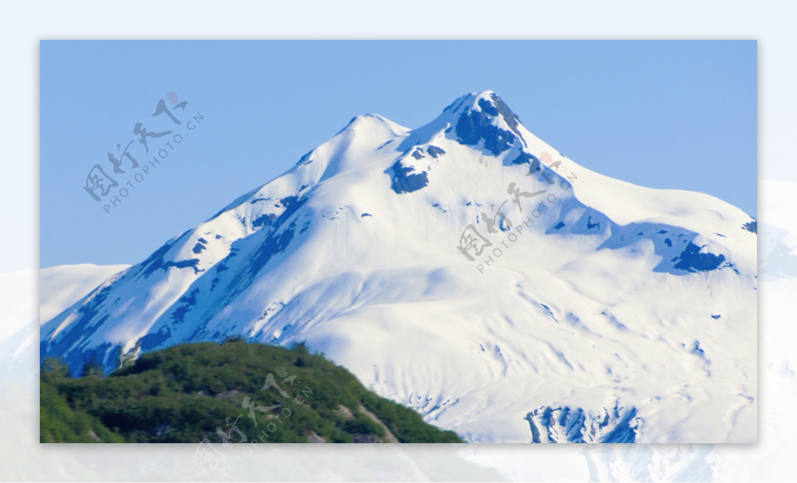 巨大的冰雪覆盖的阿拉斯加4K超高清山视频免费下载