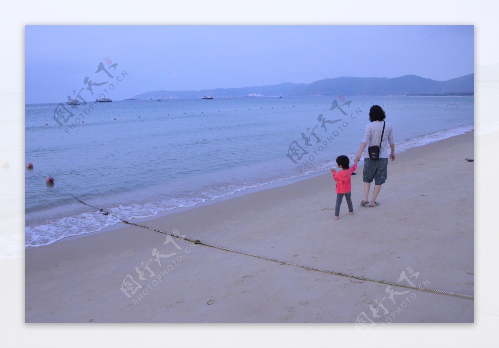 父女海边散步图片