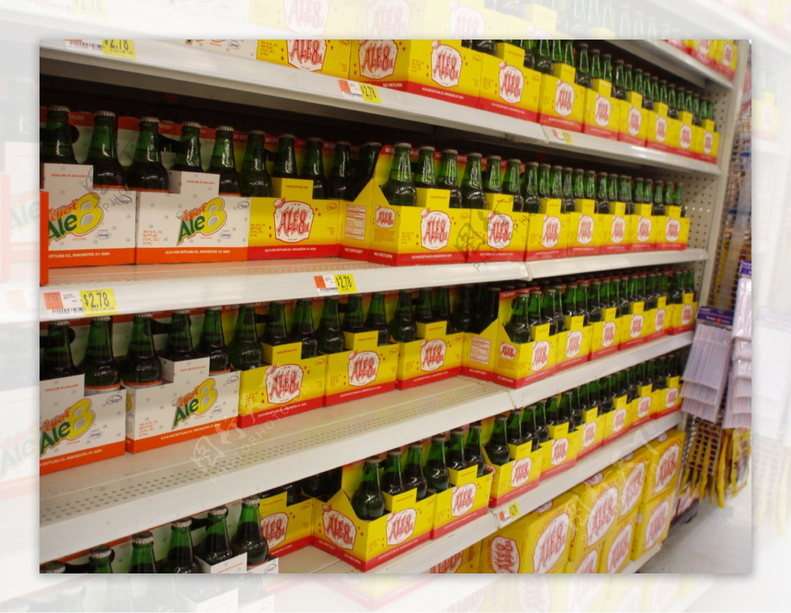 超市购物中心美食购物商店饮料饮品啤酒堆头货架室内商业图片