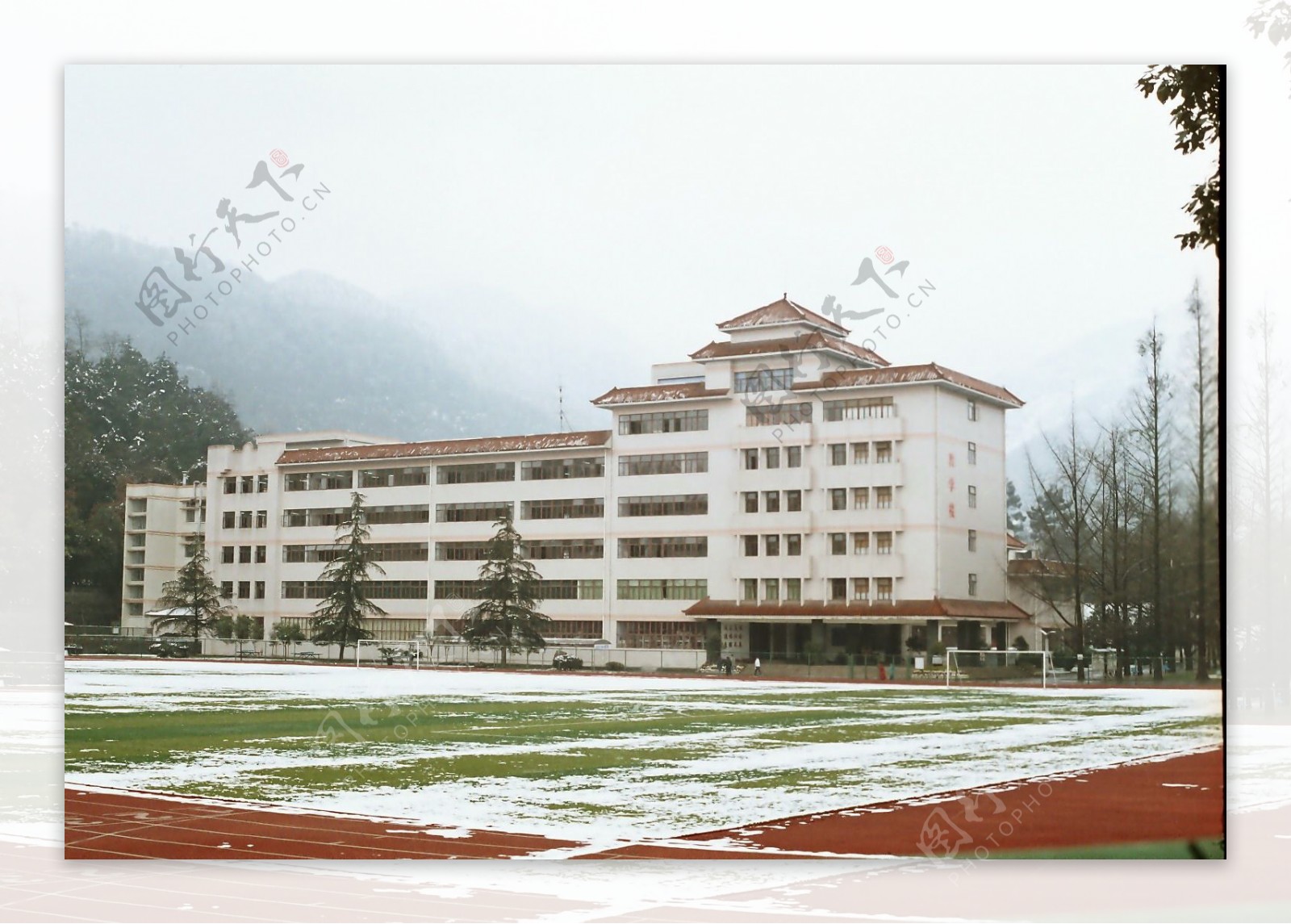 四川农业大学教学楼雪景图片