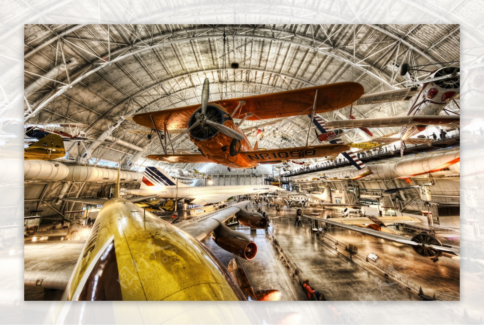 古老飞机展厅图片