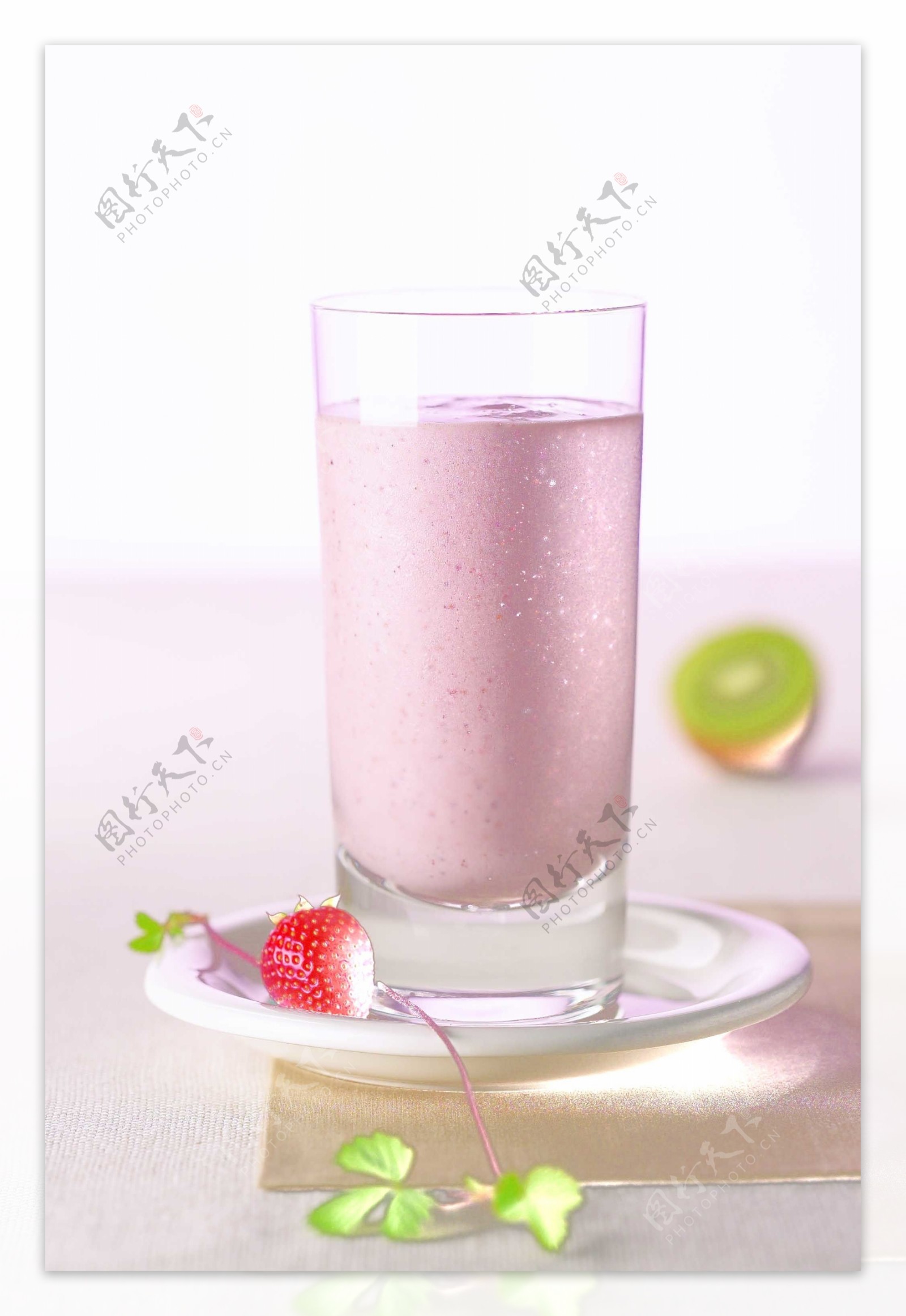 木桌上的草莓奶昔圖片素材-JPG圖片尺寸7506 × 5007px-高清圖案501731318-zh.lovepik.com