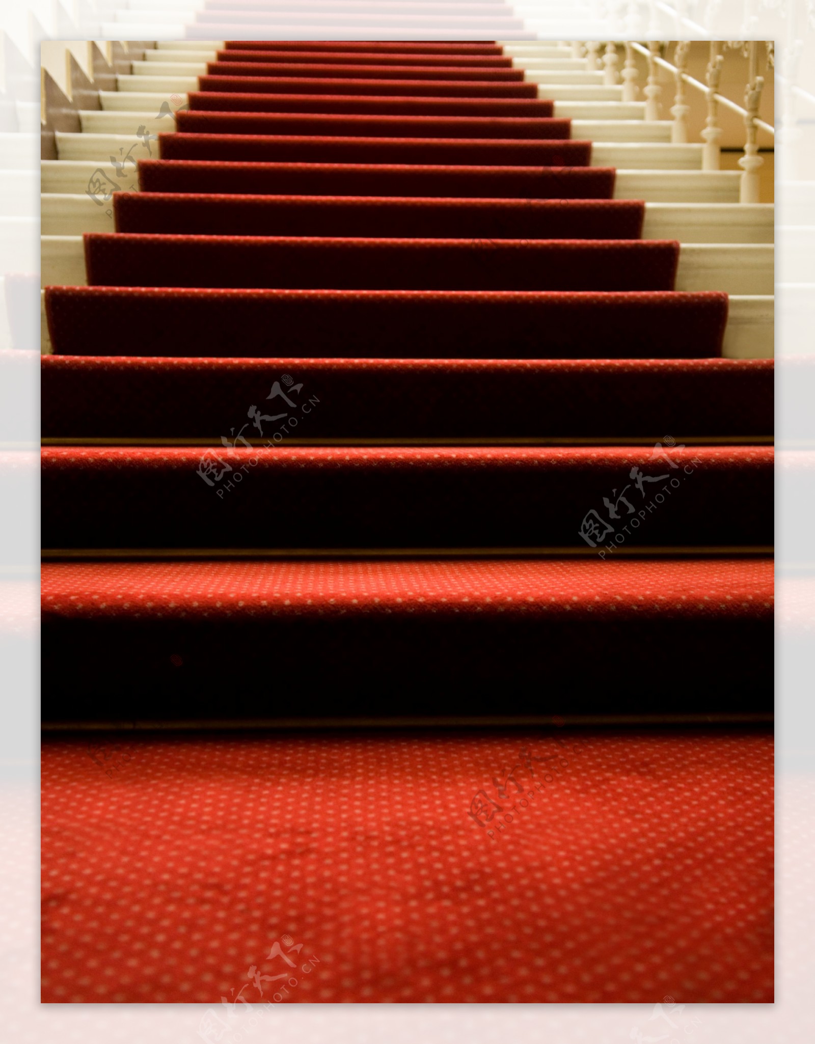 铺红地毯的楼梯素材图片