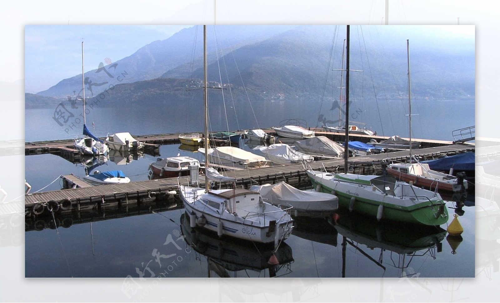 船停靠在意大利科摩湖股票视频