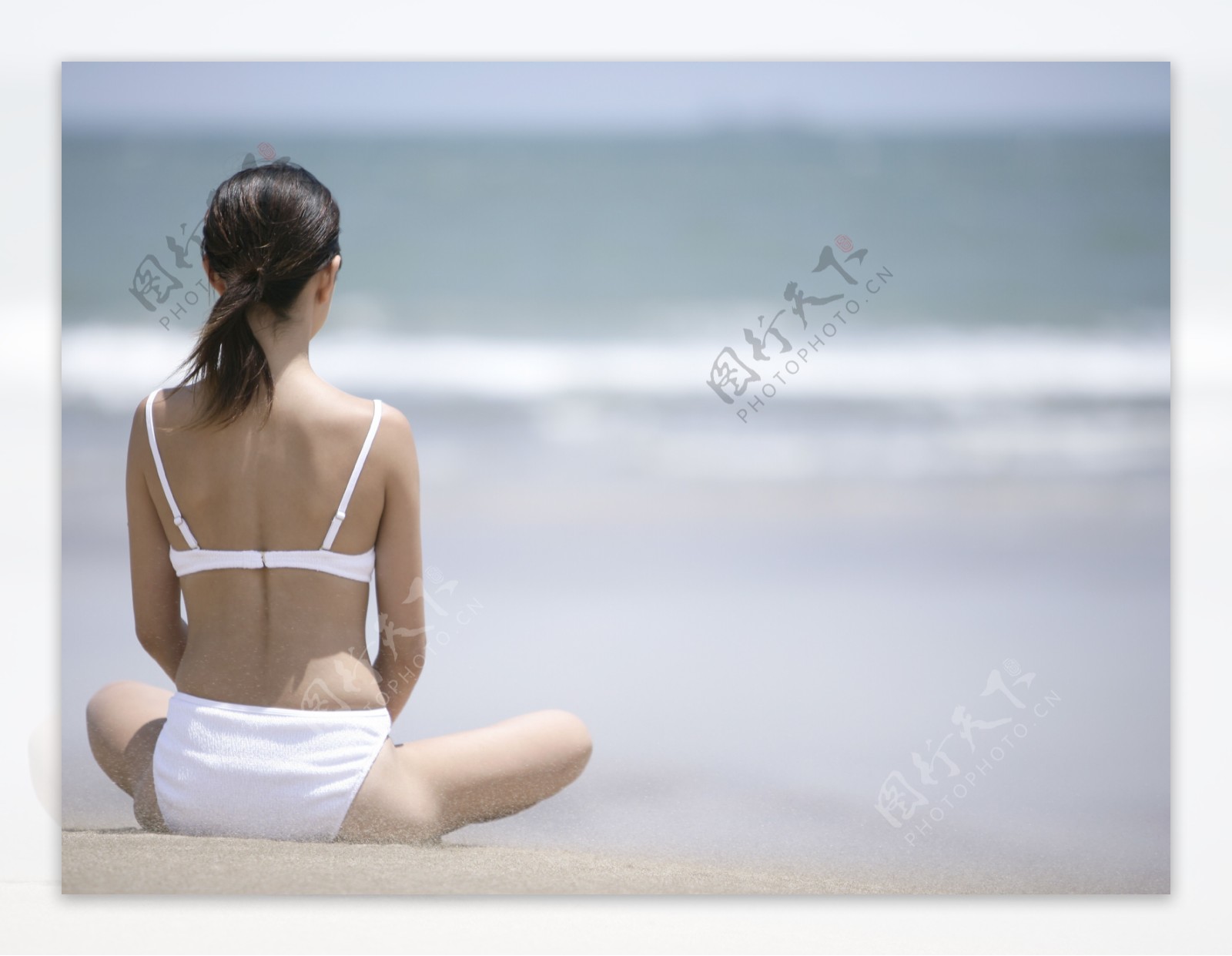 美丽海滩美丽青年瑜珈图片