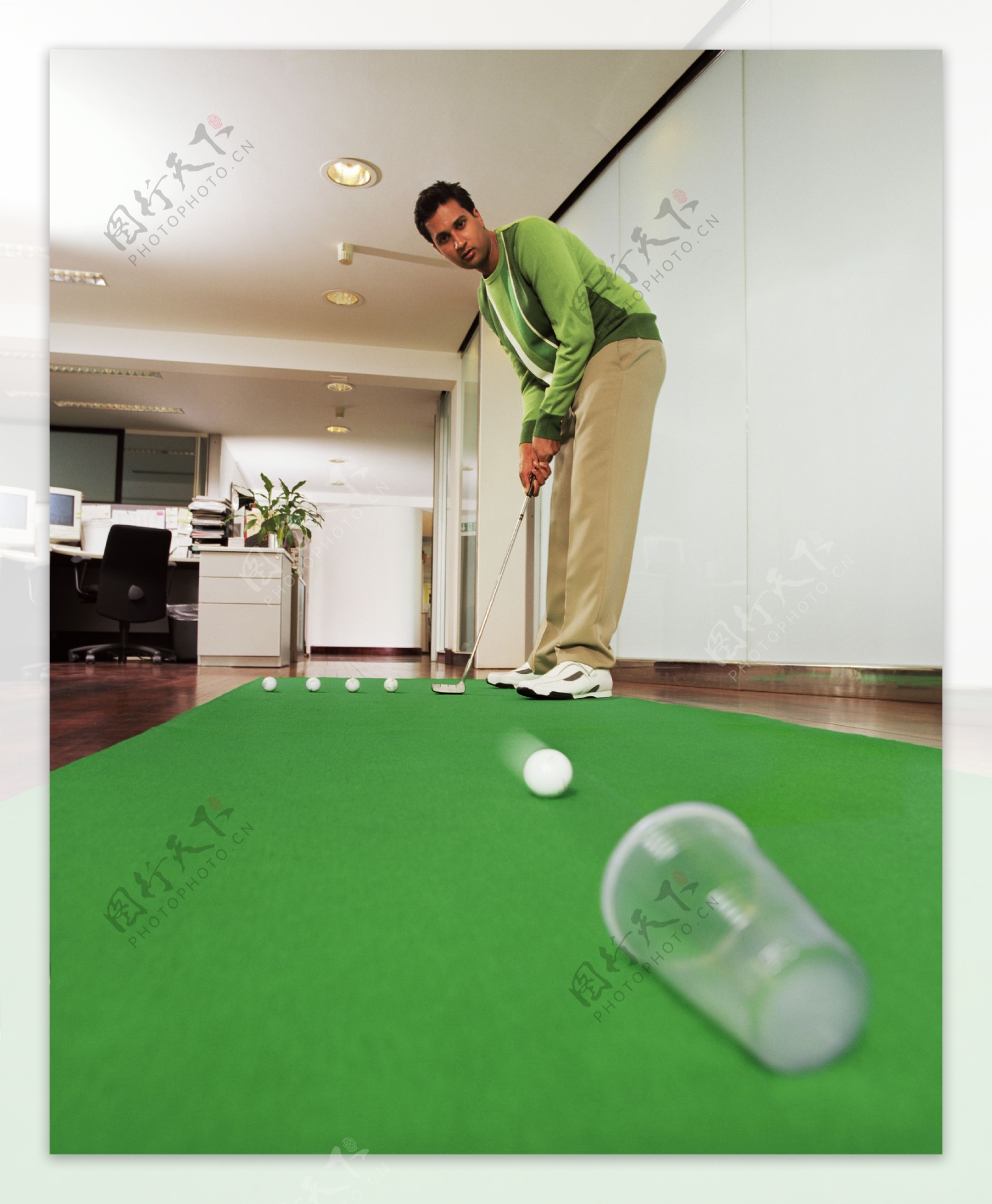 办公室打高尔夫球图片