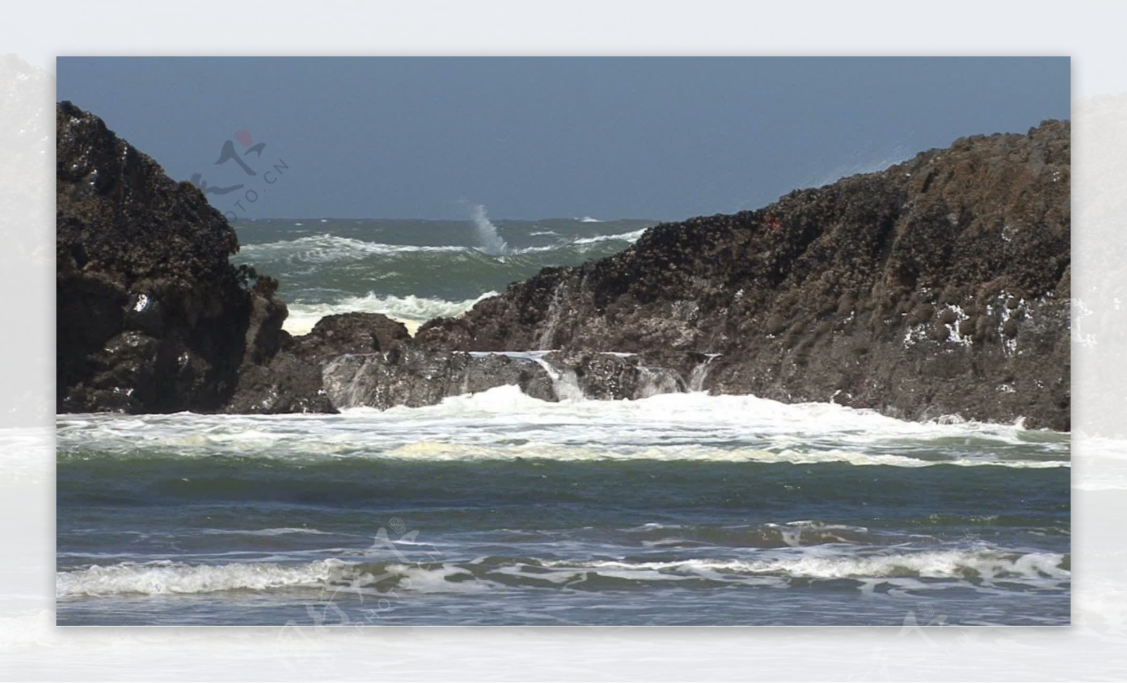 巨浪越过俄勒冈海岸岩石3股票的录像