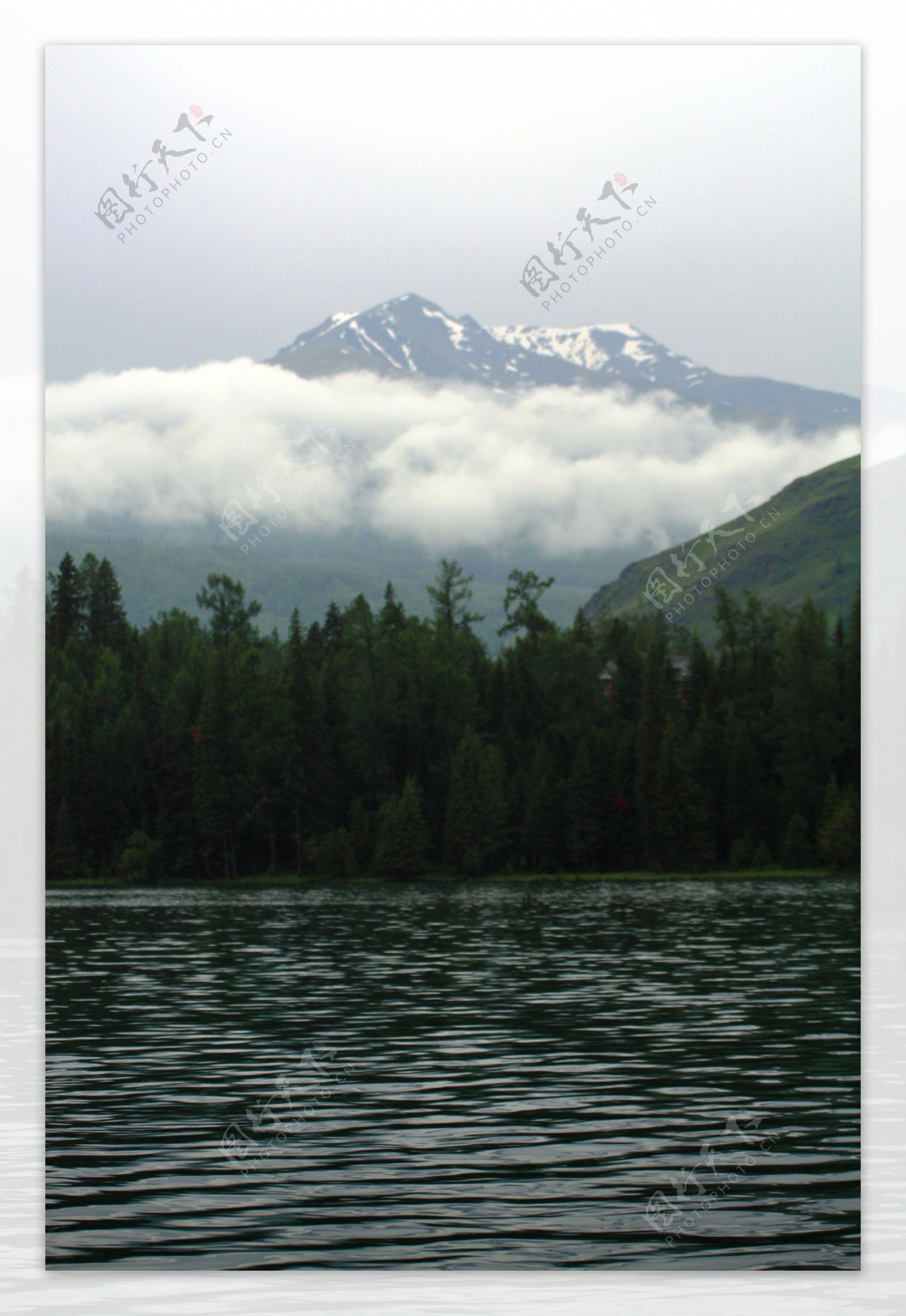 新疆旅游喀纳斯湖雨后湖面远山
