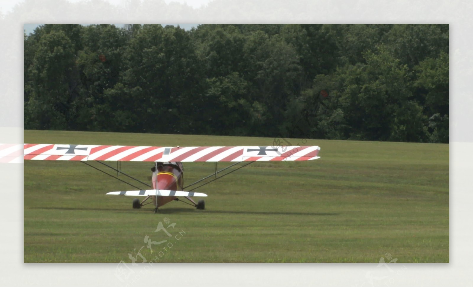 红色条纹的飞机滑行在草地场股票视频