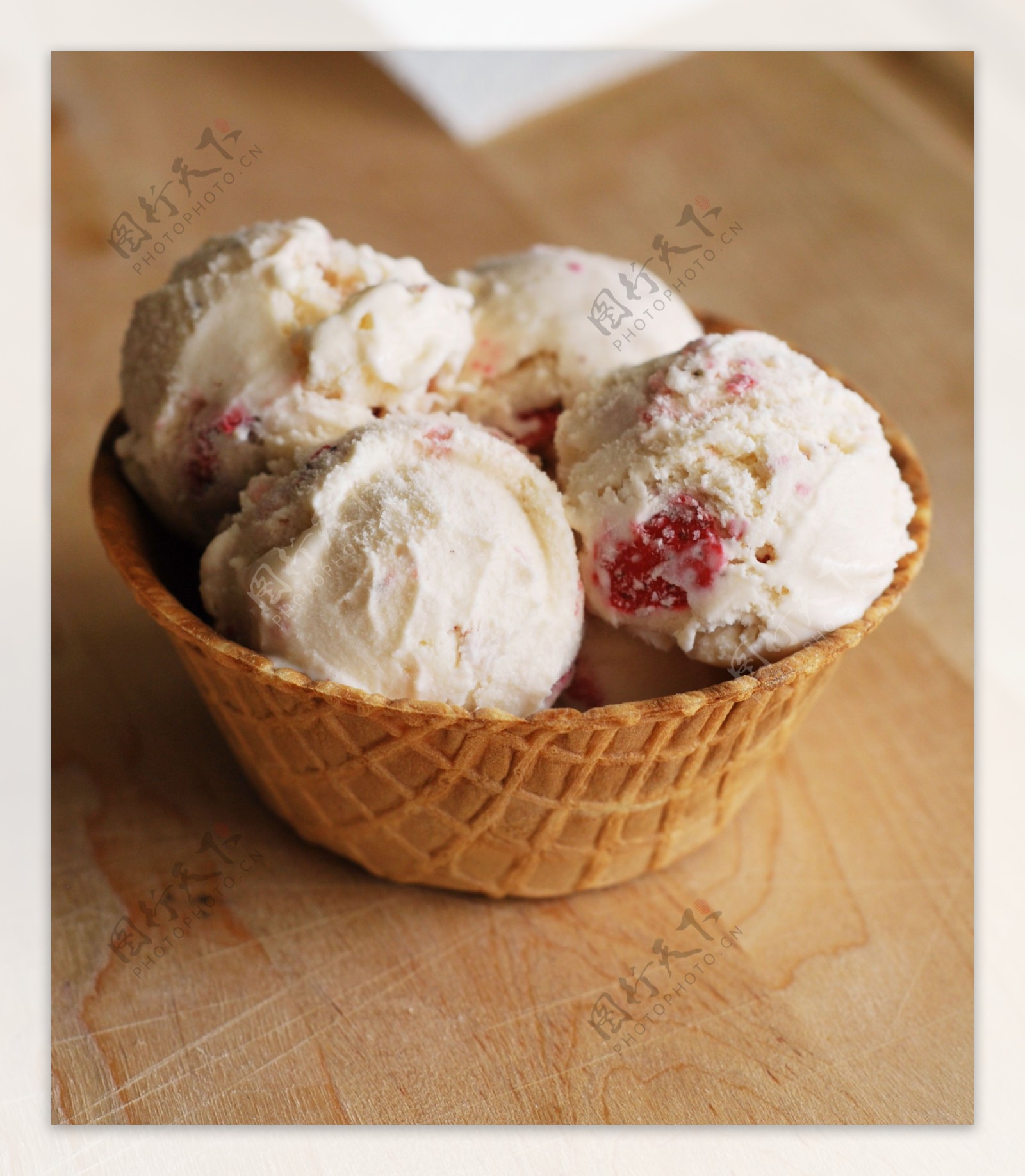 脆皮红草莓雪糕图片