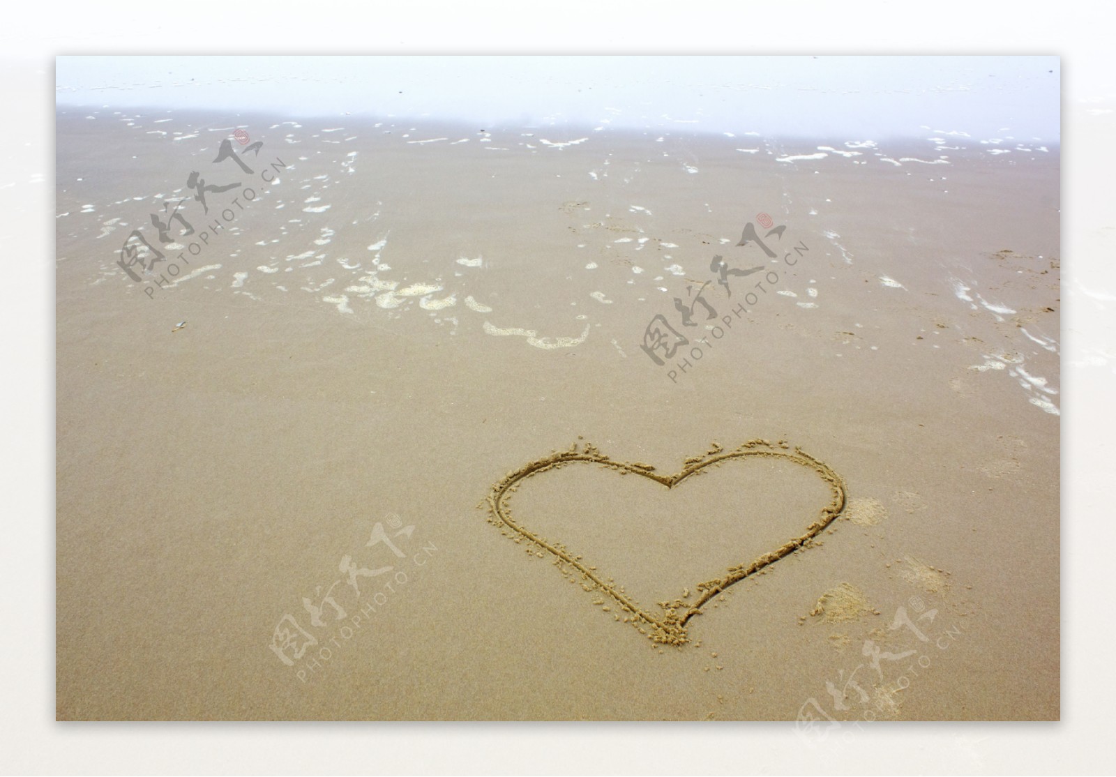 心的形状画在海滩