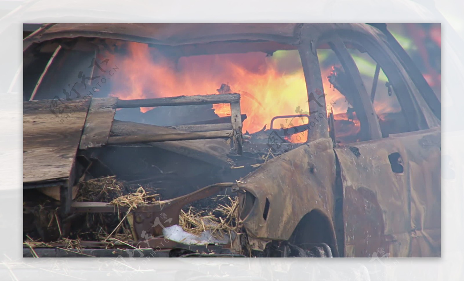 废弃的汽车着火了股票的录像视频免费下载