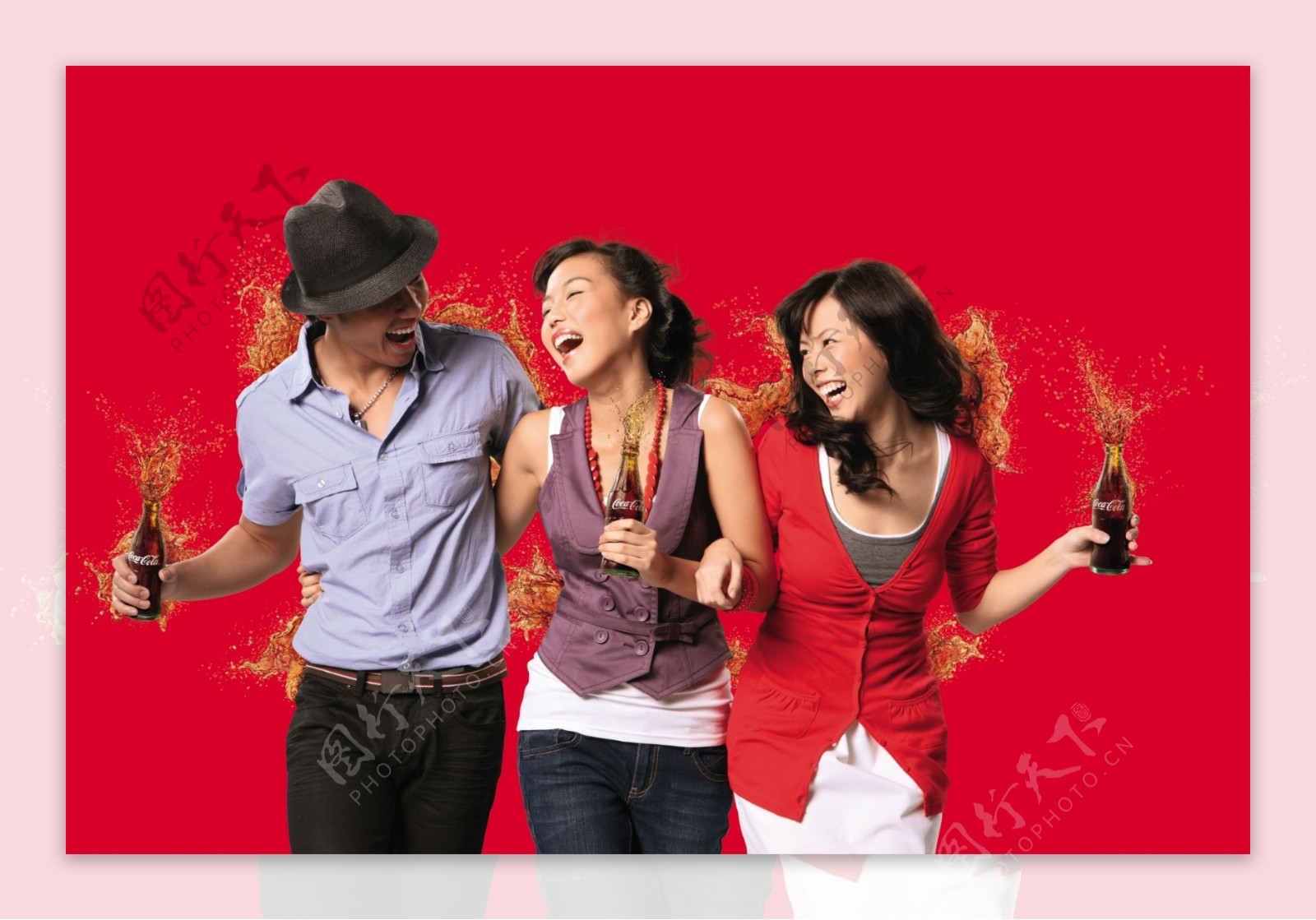 可口可乐平面创意广告玻璃瓶三人行图片