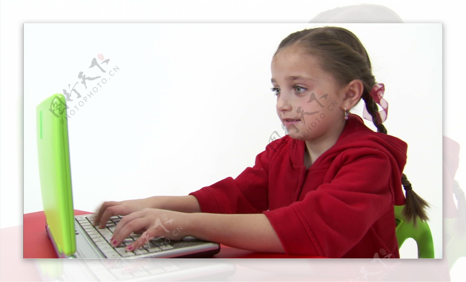 八岁的女孩在5计算机股票的录像工作视频免费下载