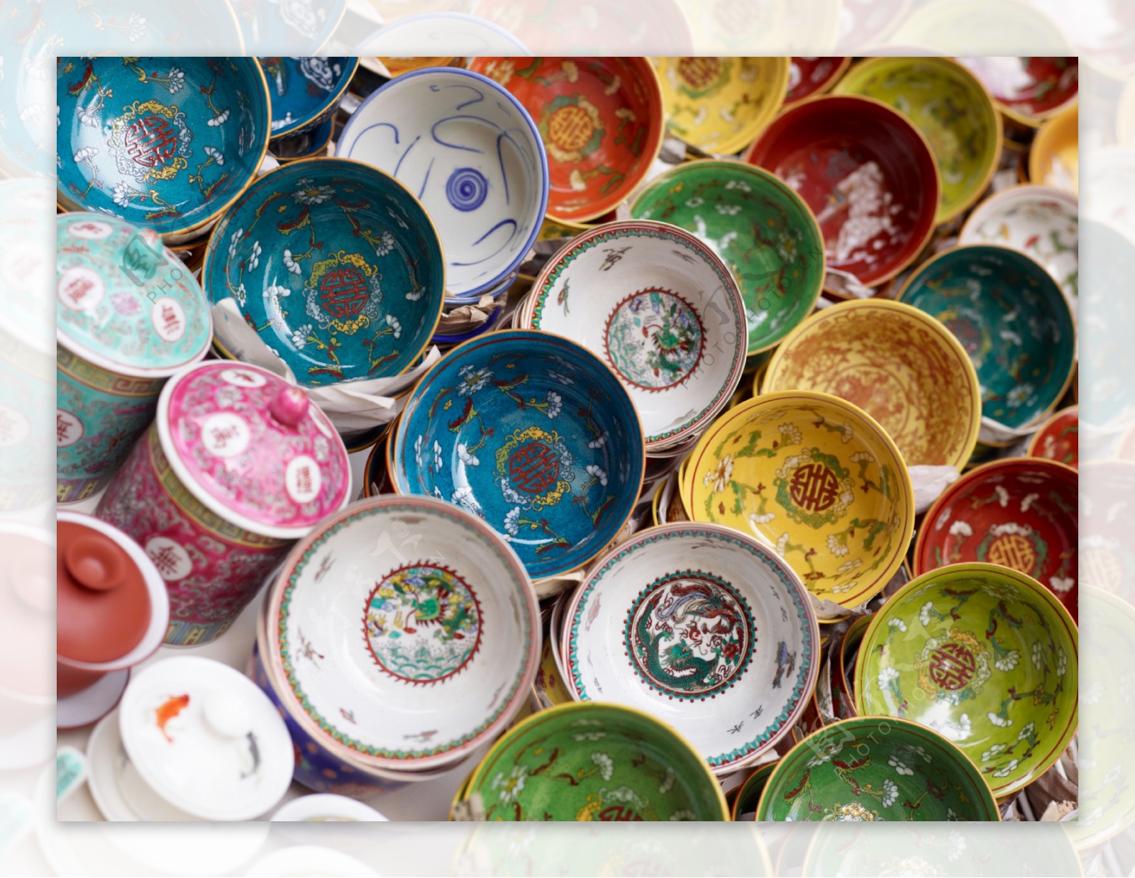 彩色花纹瓷碗图片