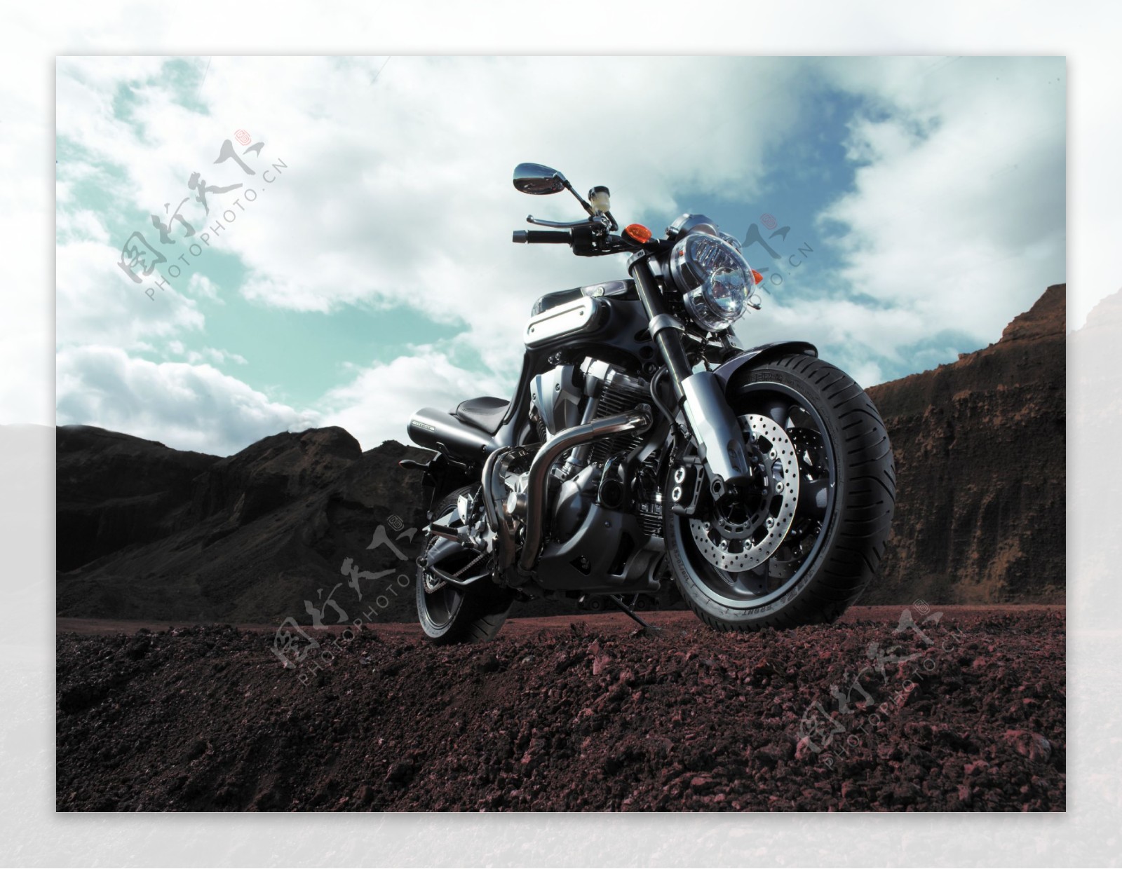 天空下新款摩托车图片