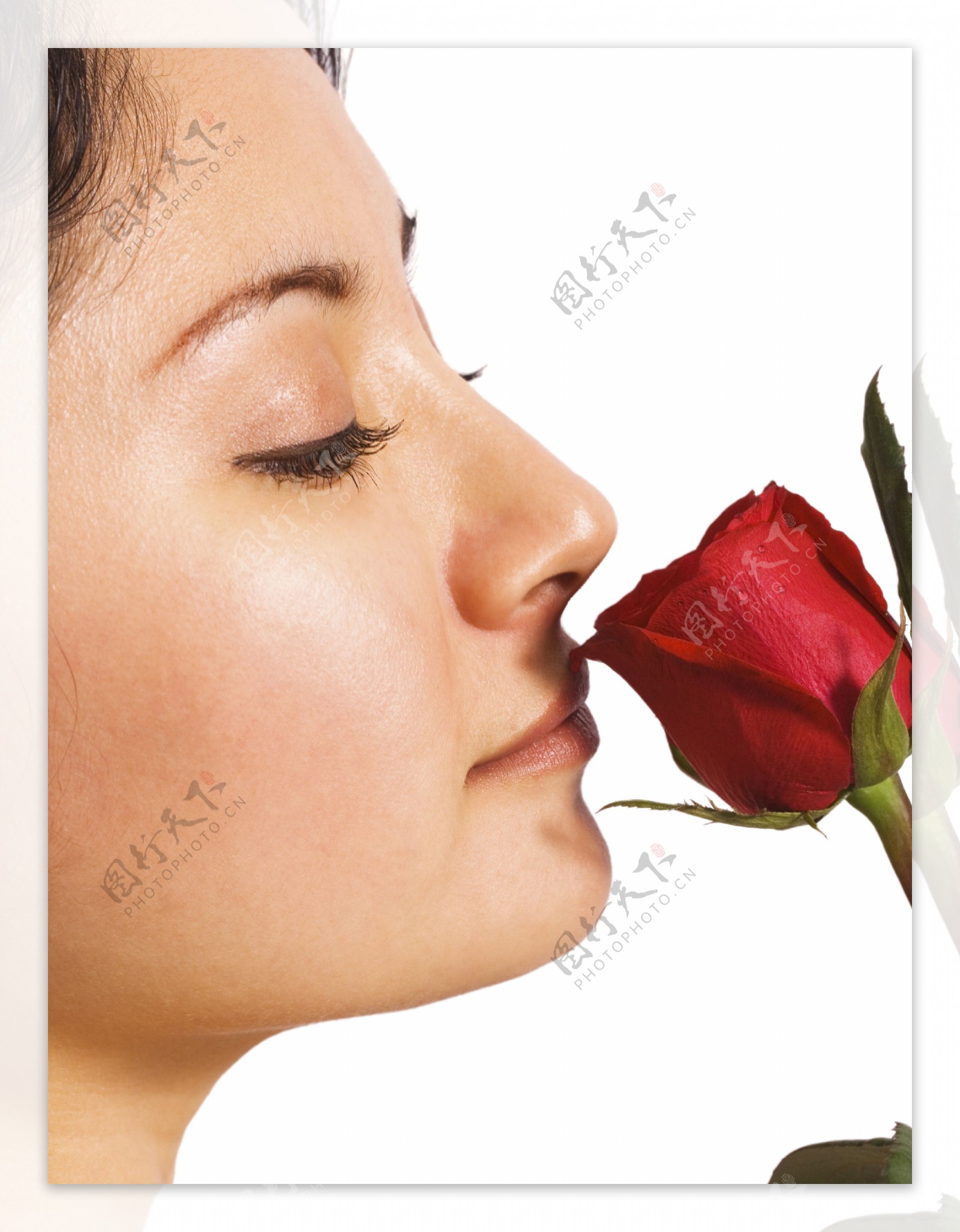 一个女孩从她的情人玫瑰的味道