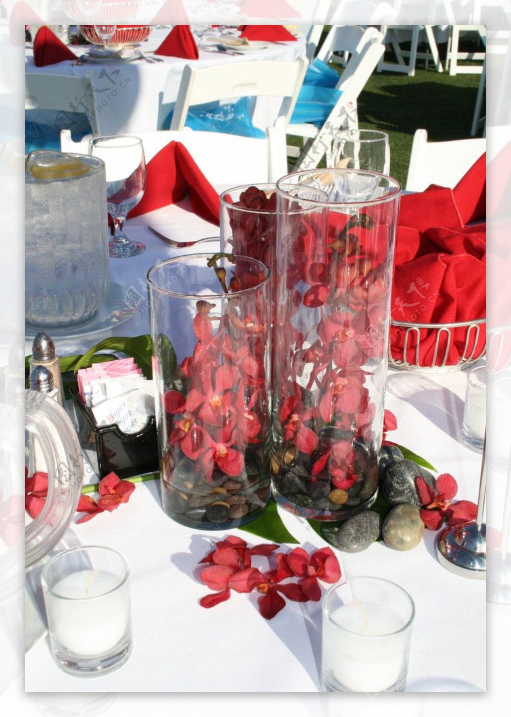 婚礼场地温馨无人场地布置蜡烛桌子花艺花卉插花花瓶红色图片