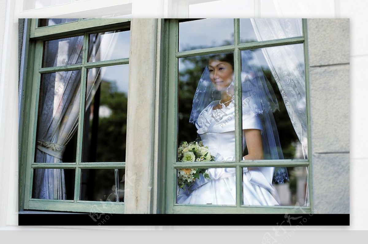 玻璃窗边的新娘图片