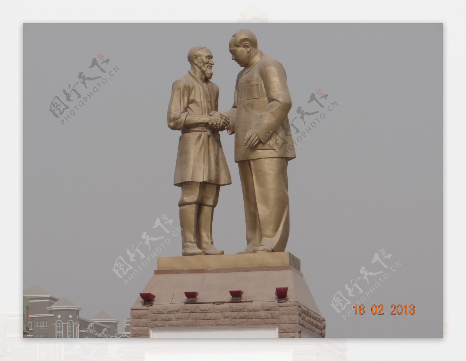 库尔班大叔与毛主席铜像图片