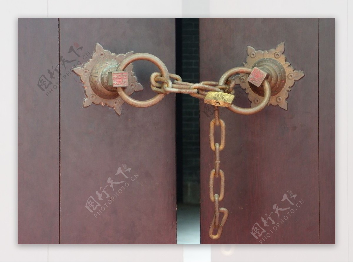 铜锁大门图片