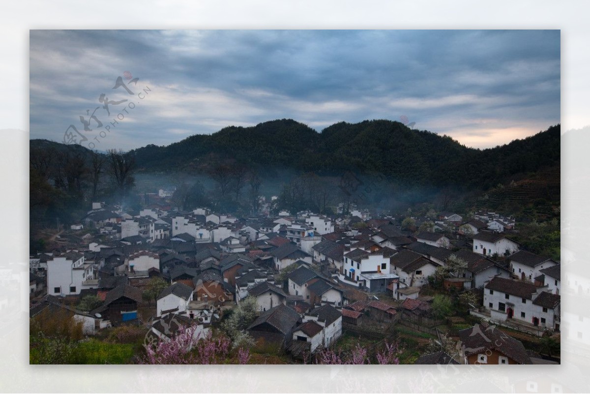 静谧的山村图片