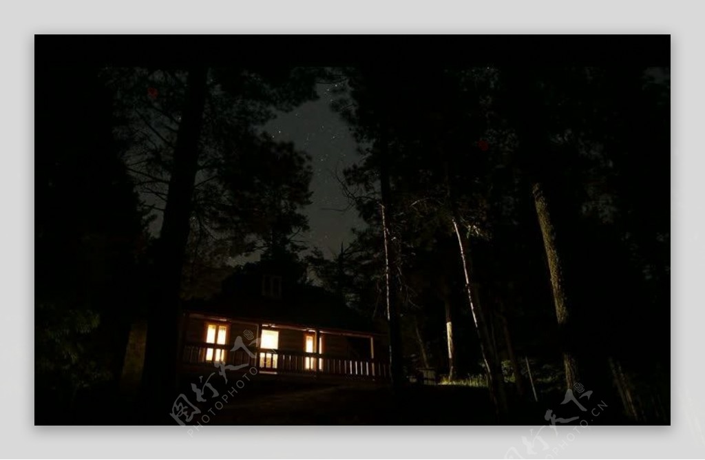 夜晚森林小屋灯光视频