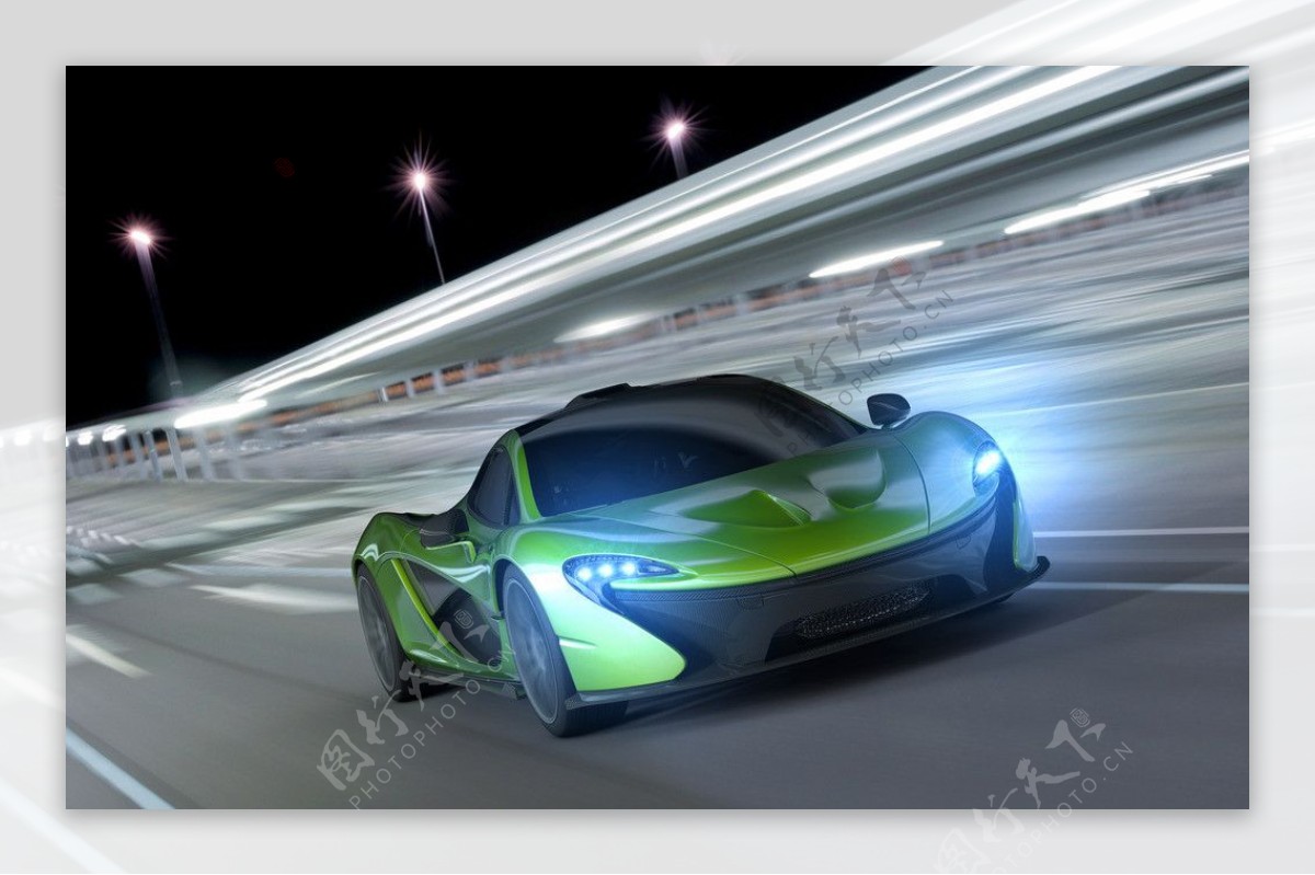 快速行驶的绿色跑车图片