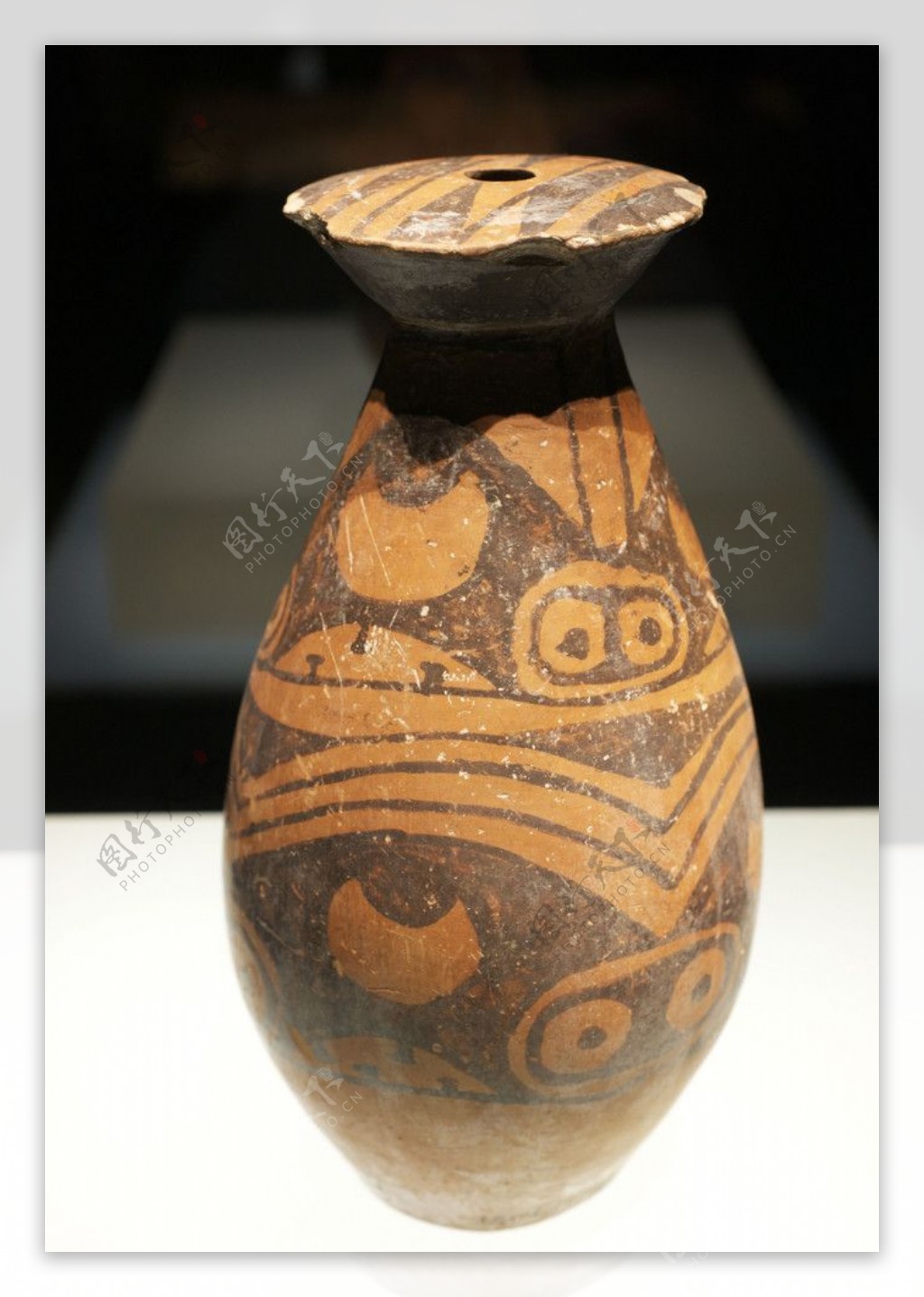 新石器时代彩纹陶器图片