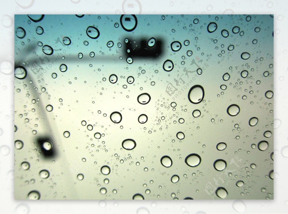 车窗上的雨滴图片