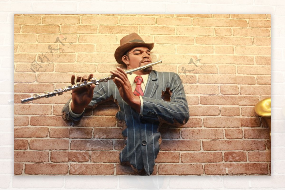 吹笛子的男人图片