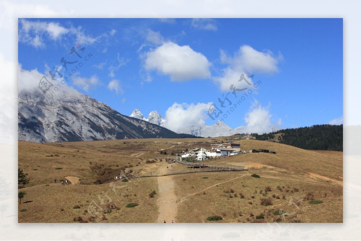 玉龙雪山高山草原图片