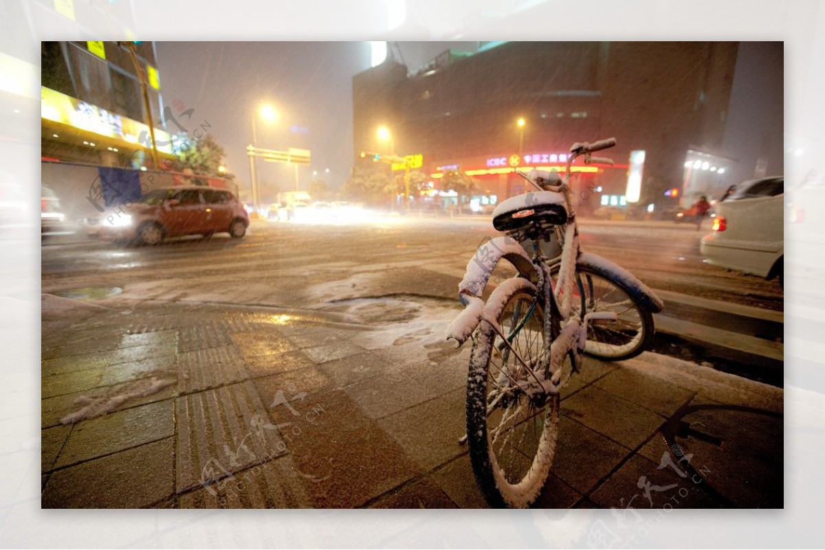 雪中自行车图片