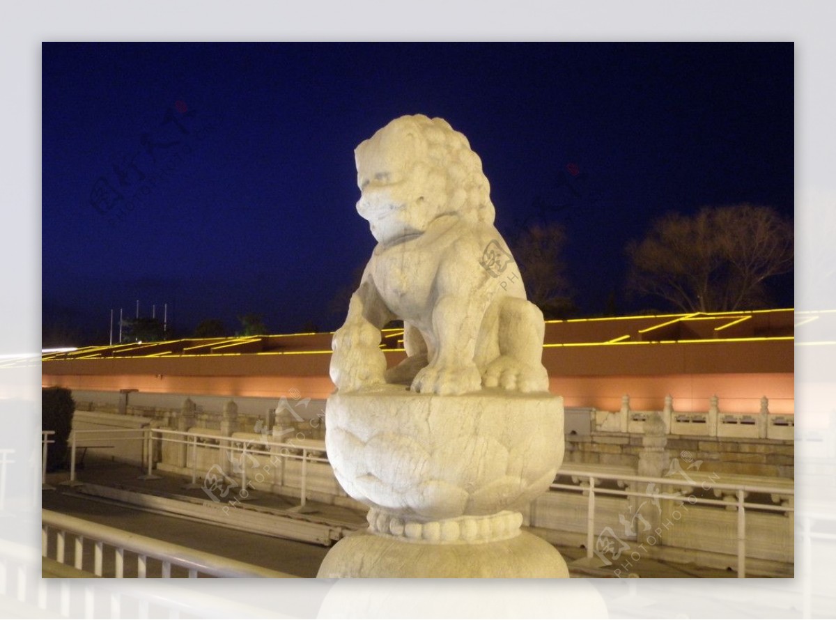 天安门前狮子夜景非高清图片