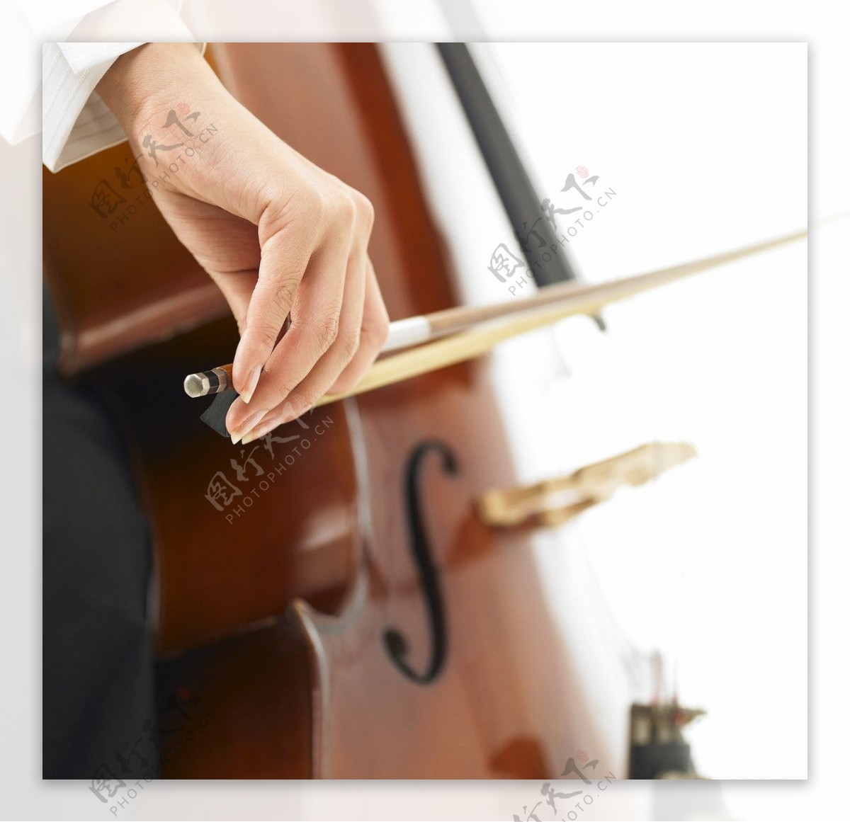 大提琴演奏图片