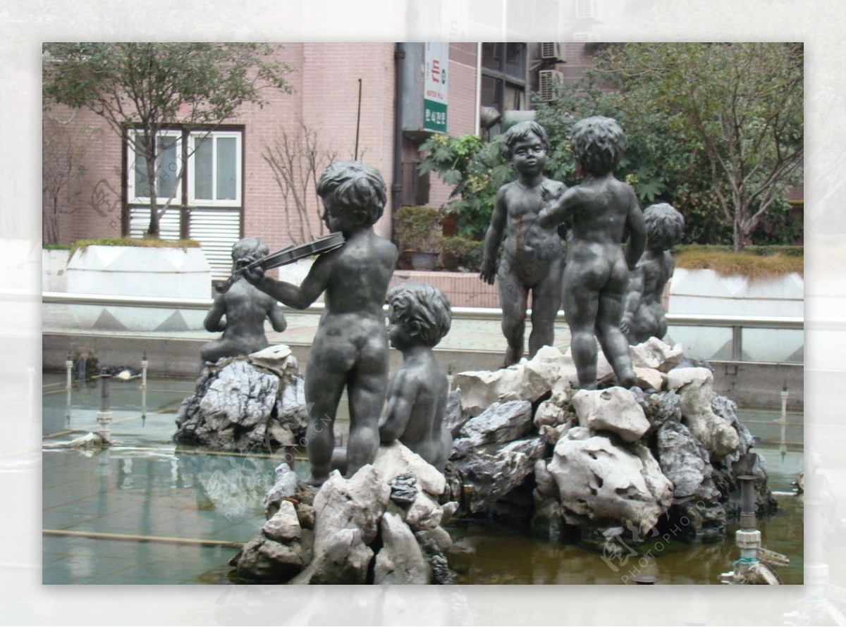 儿童戏水群雕图片