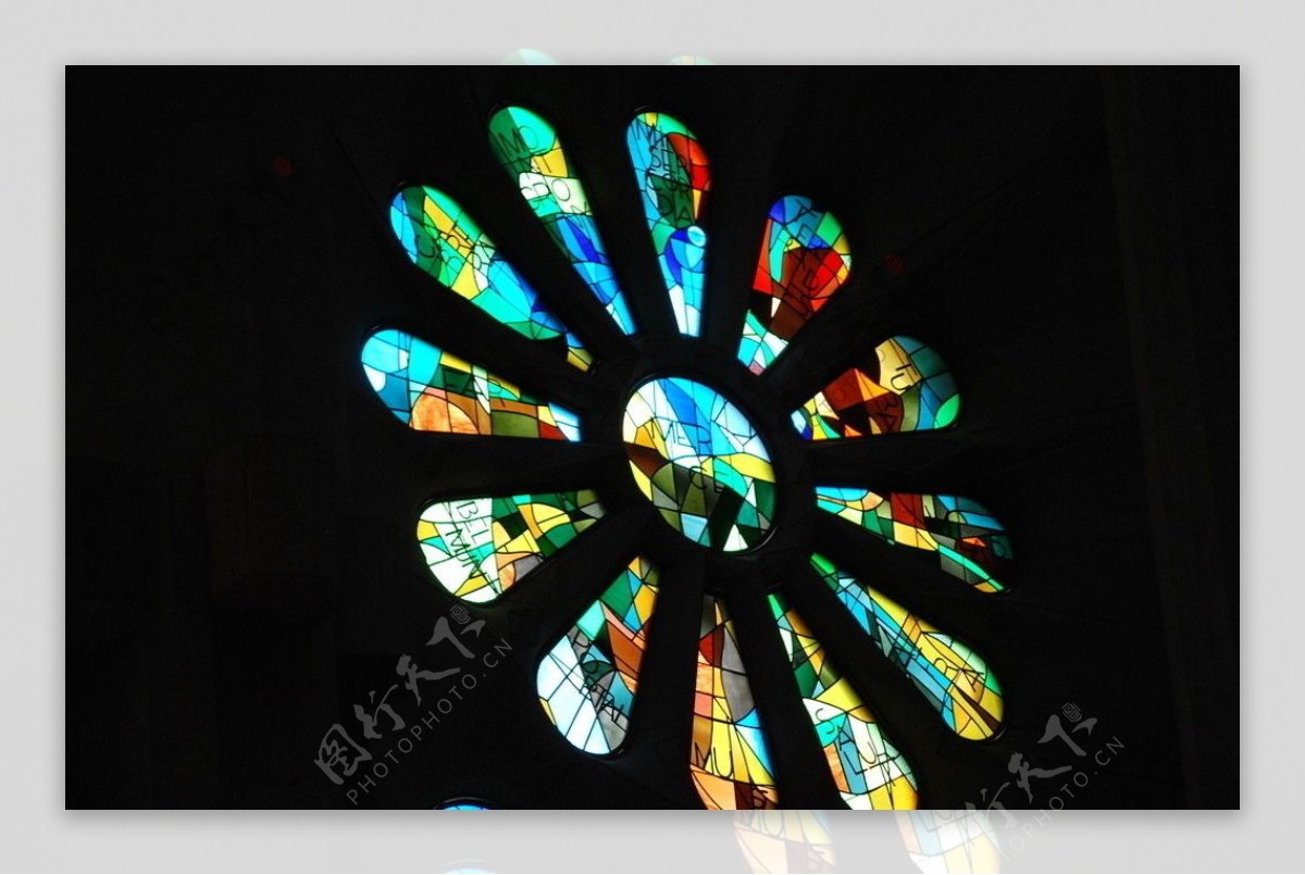 西班牙圣家大教堂彩色玻璃拼花窗图片