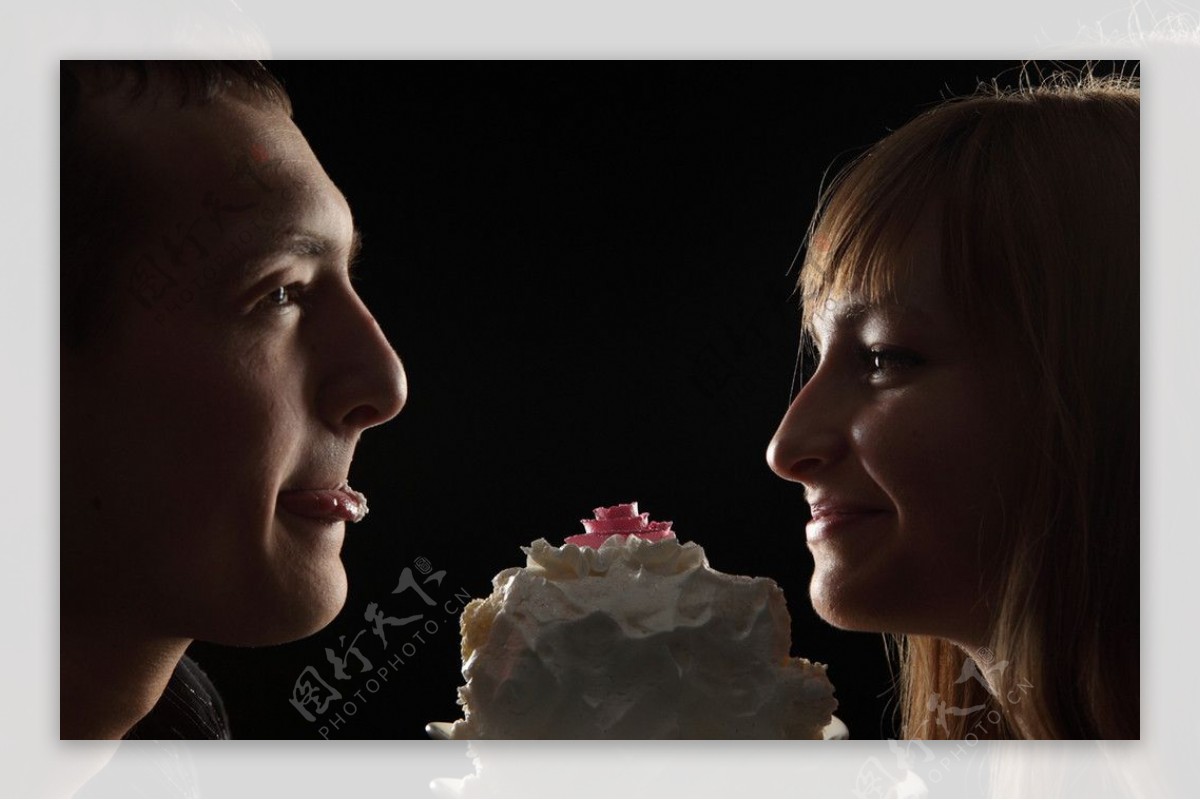 情侣吃蛋糕图片