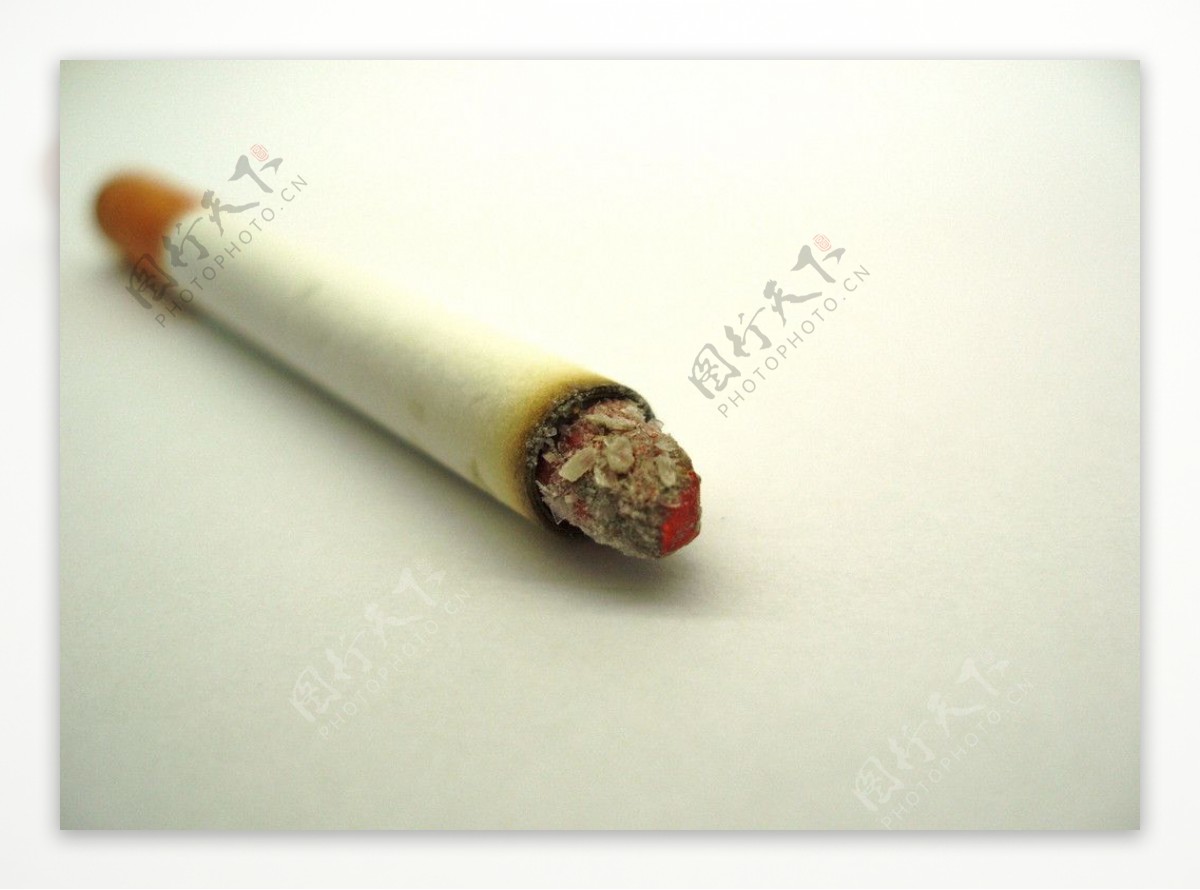 燃着的香烟图片