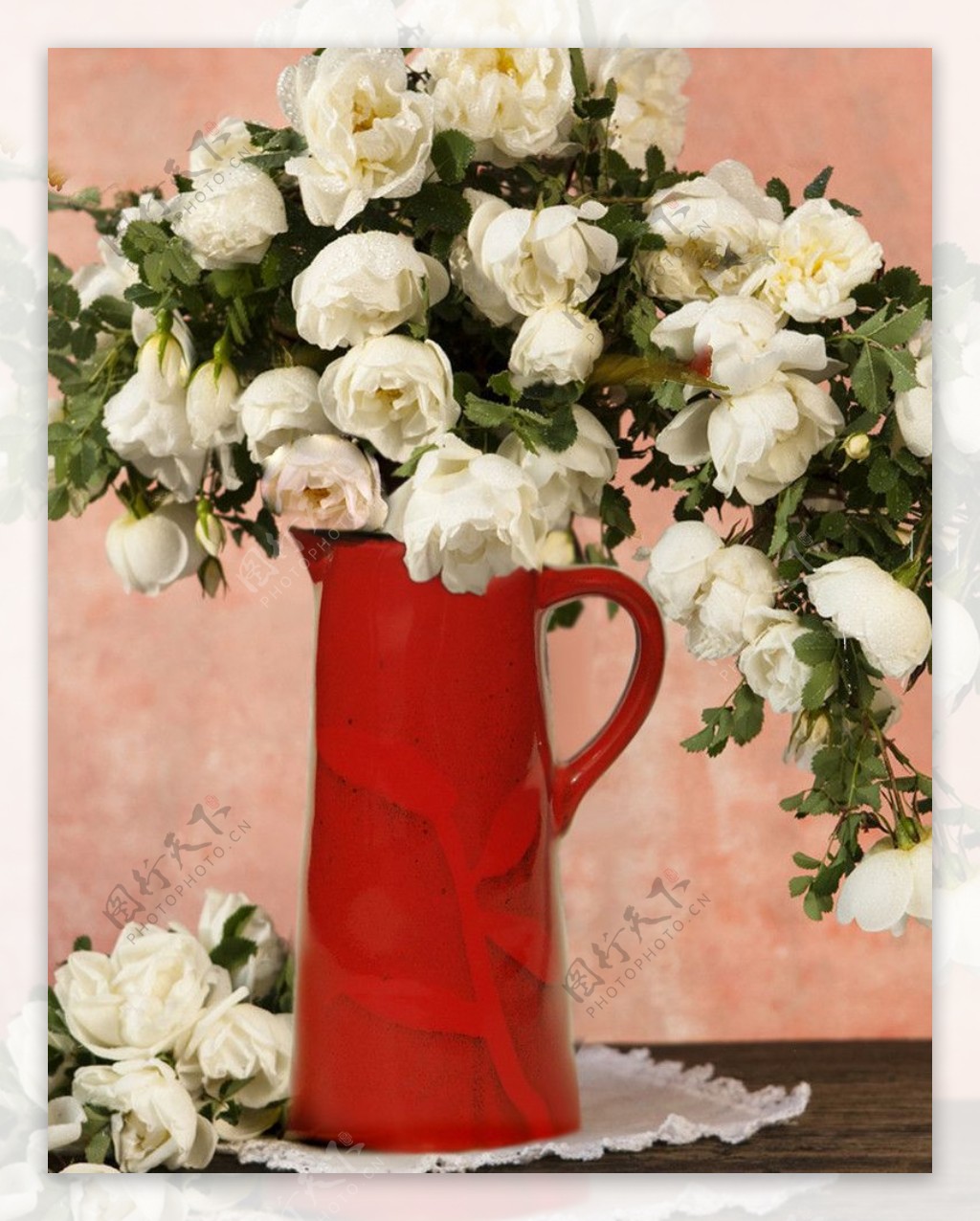 红色长形花瓶图片