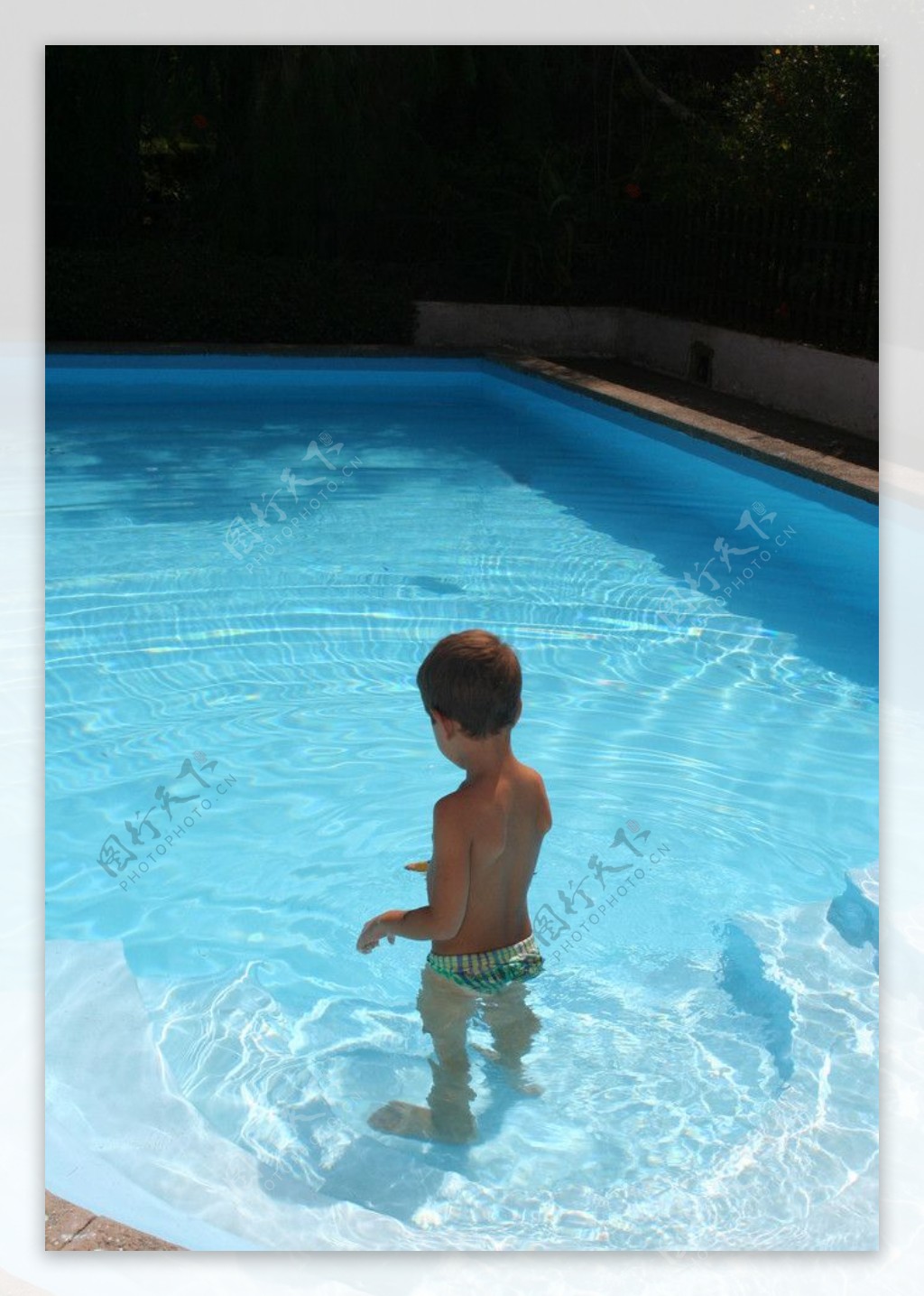 游泳池中的小孩图片
